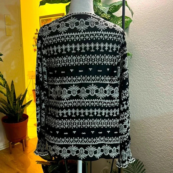 Alice + Olivia Embroidered white/black tops size S/P - Picture 3 of 11